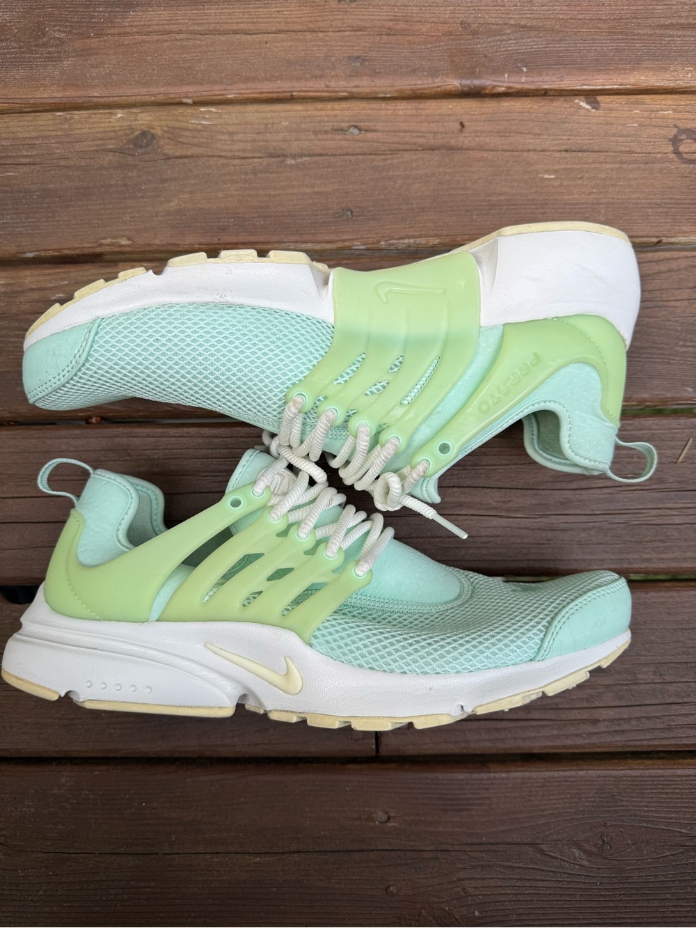 Nike Women’s Light Mint Green presto Sneakers